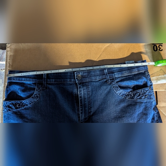 Gloria Vanderbilt women's jean shorts. Elastic waist. Rhinestones. Size 18. - Picture 7 of 7